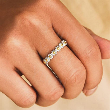 SWEET DAISY FLOWER RING (ADJUSTABLE)